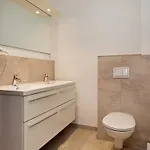 6 Person In Apartment *